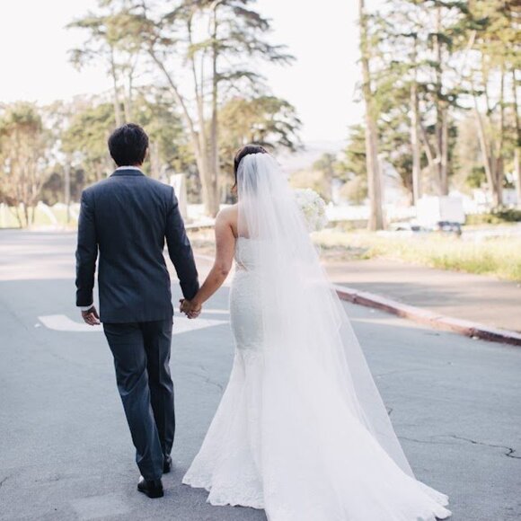 Elegant Cathedral-Length Bridal Veil – Timeless Romance & Grace - Picture 3 of 5